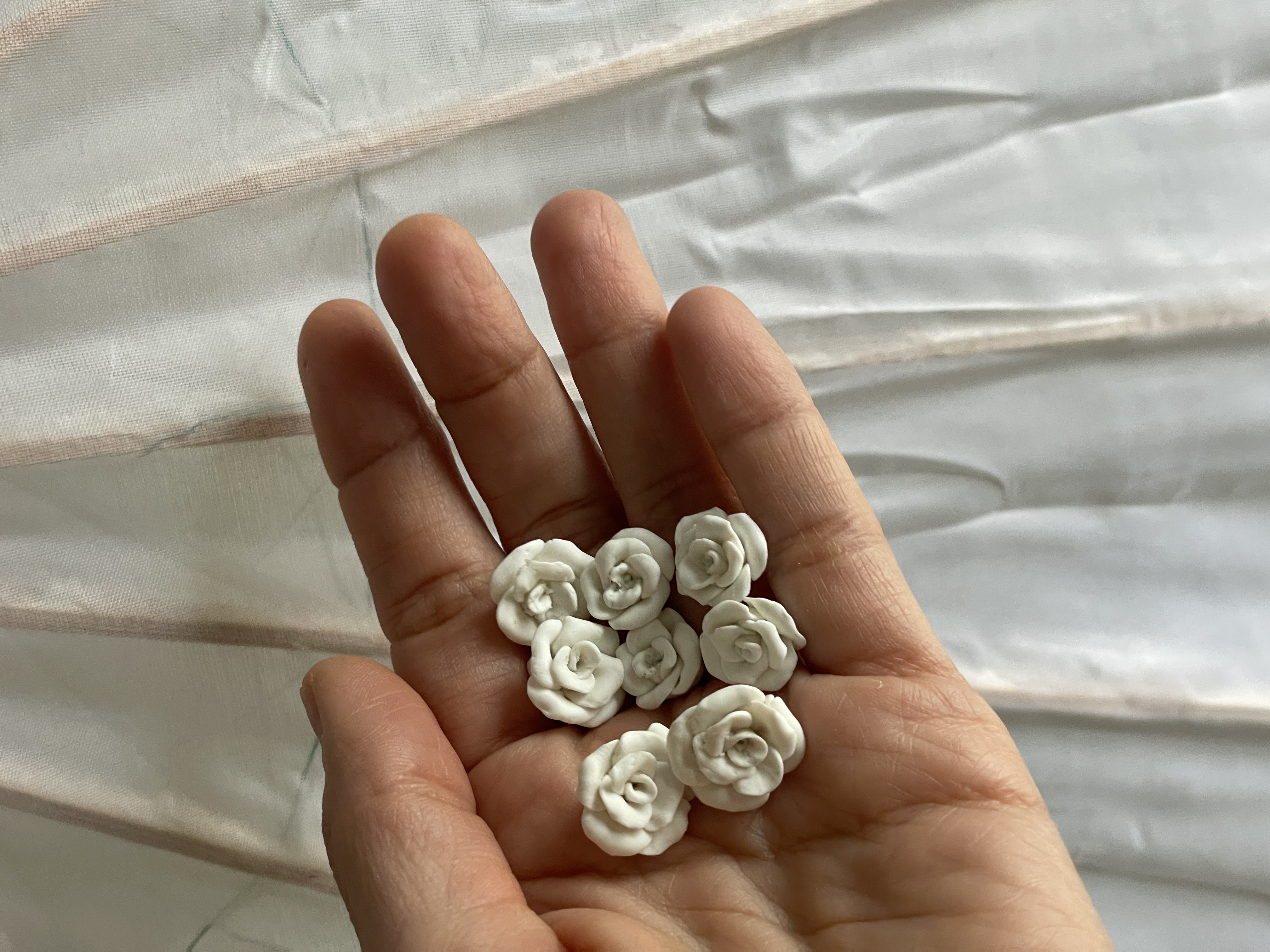 Flores artesanales en la mano