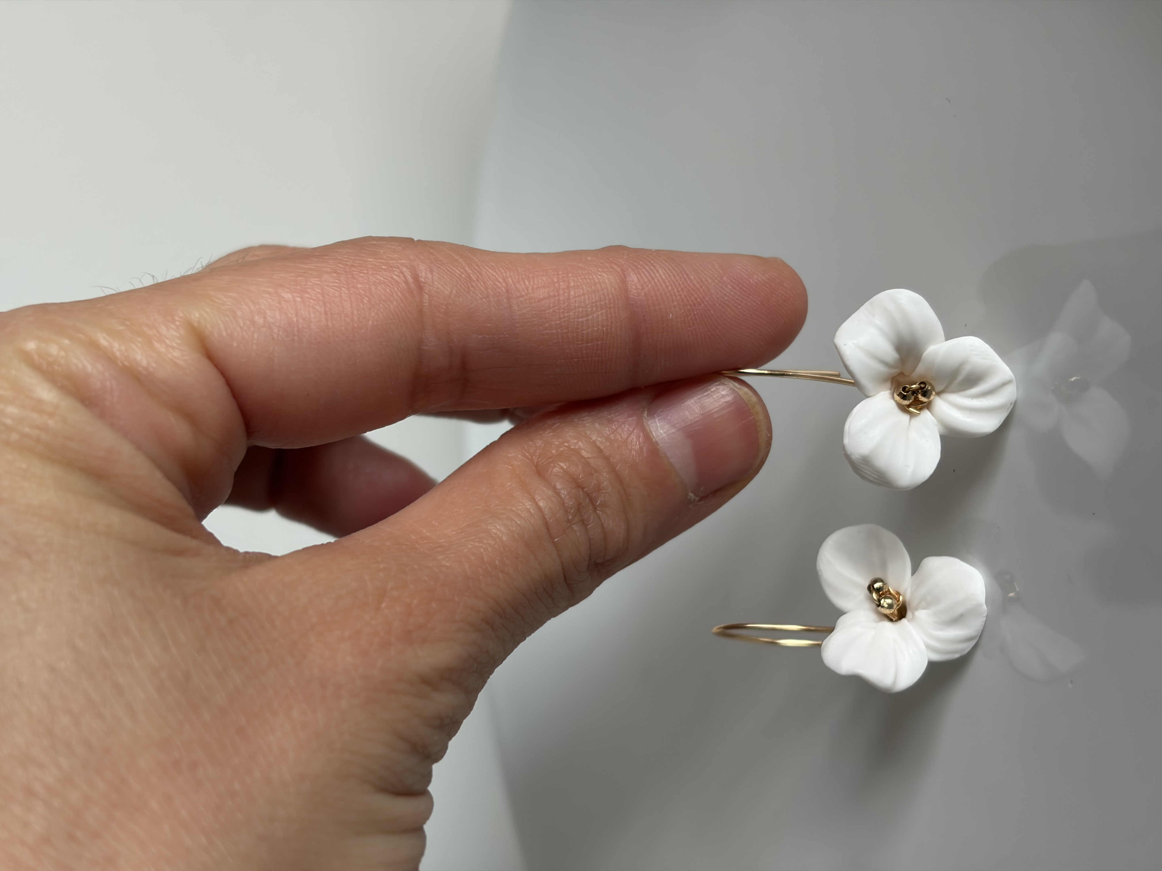 Aros apoyados en la mano