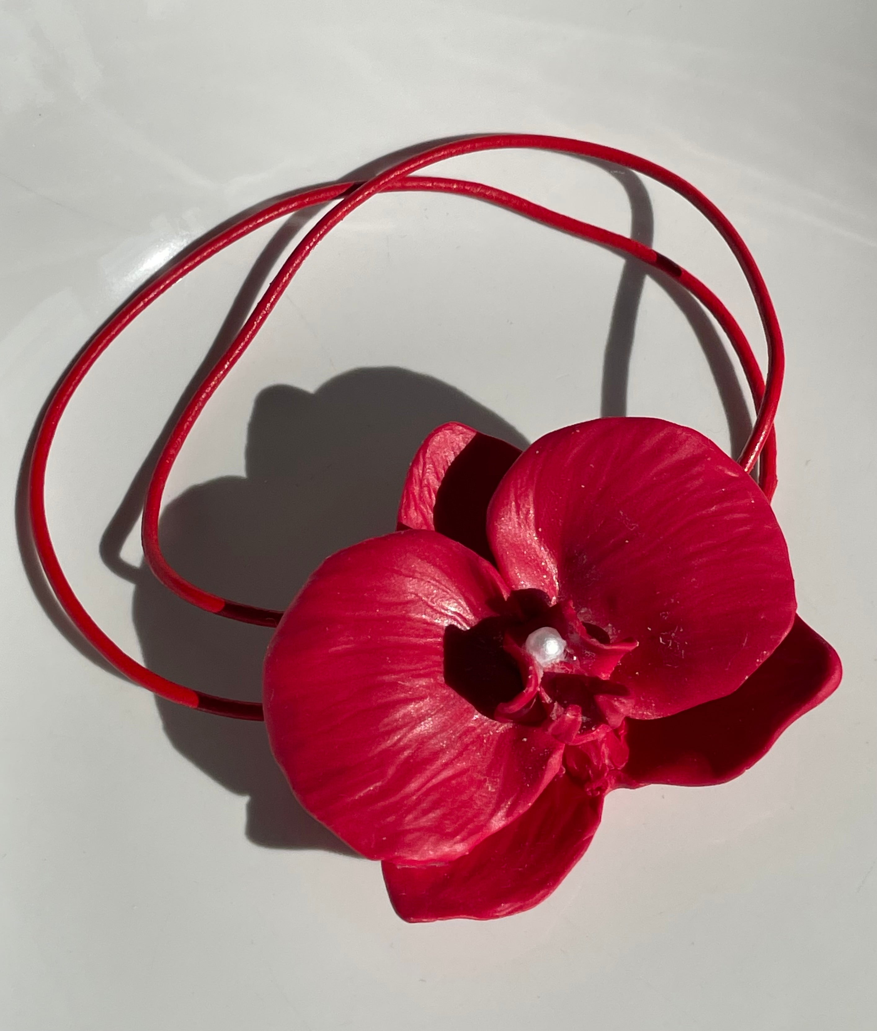 Collar Carmen — choker rojo con orquídea artesanal