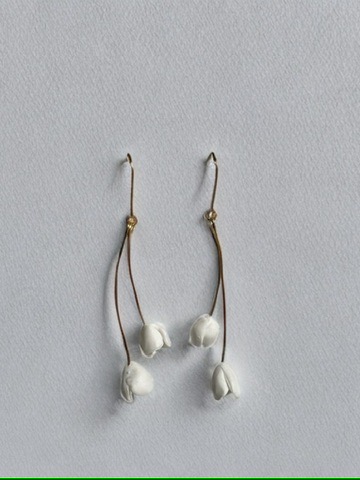 Pendientes Lina — campanillas blancas colgantes